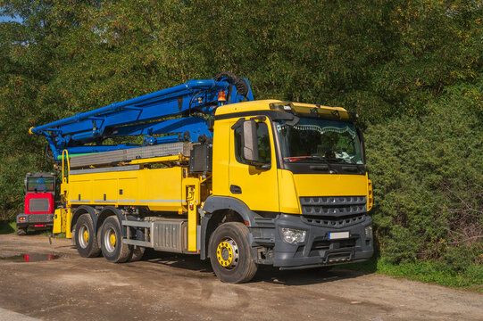 Eine abgestellte LKW Betonpumpe