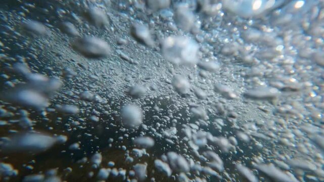 川の中で見る無数の気泡