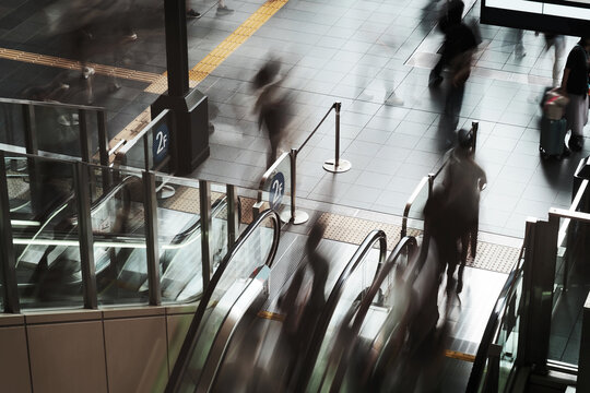 エスカレーターを利用する人々　スローシャッター