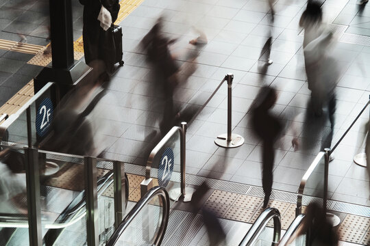 エスカレーターを利用する人々　スローシャッター