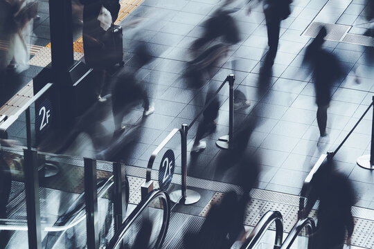 エスカレーターを利用する人々　スローシャッター