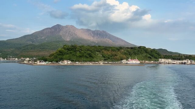 錦江湾を航行するフェリーから望む雄大な桜島