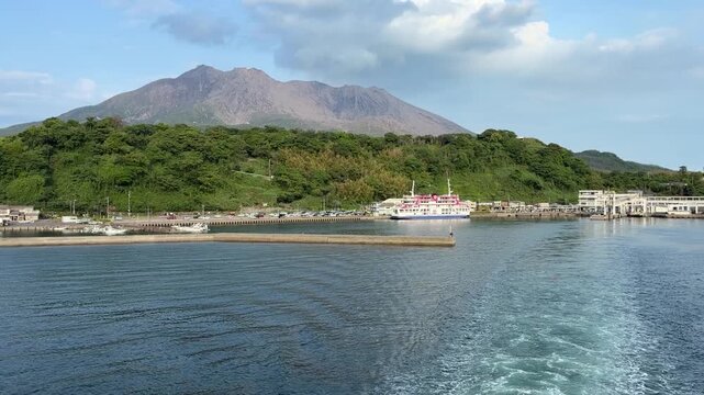 錦江湾を航行するフェリーから望む雄大な桜島