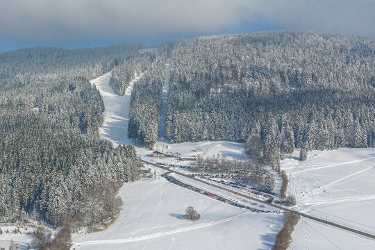 Blick in den winterlich verschneiten Bayerischen Wald bei Sankt Englmar-Klinglbach