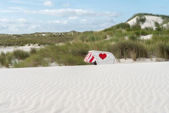 Strandkorb in den D&uuml;nen der Nordsee