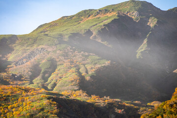 Obraz premium 日の出直後の十勝岳温泉凌雲閣の紅葉