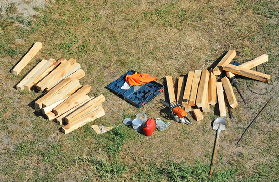 Tool for installation of wooden bollard barrier