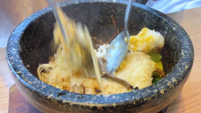 石焼きビビンバ 熱々の石鍋で焼き上げた韓国料理