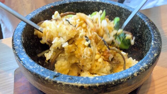 石焼きビビンバ 熱々の石鍋で焼き上げた韓国料理