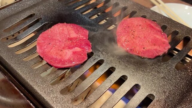 ロースターで焼く牛タン塩
