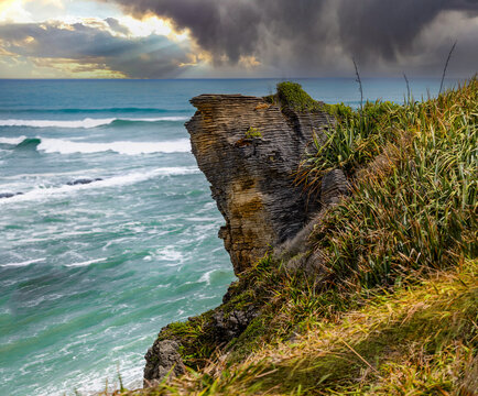 Dramatische Steilk&uuml;ste mit Felsformation und goldenem Abendlicht bei den Pancake Rocks, Punakaiki, Neuseeland