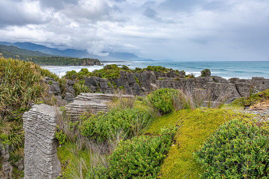 Enge Felsschlucht mit tosendem t&uuml;rkisem Wasser zwischen geschichteten Kalksteinw&auml;nden, Pancake Rocks, Punakaiki, Neuseeland