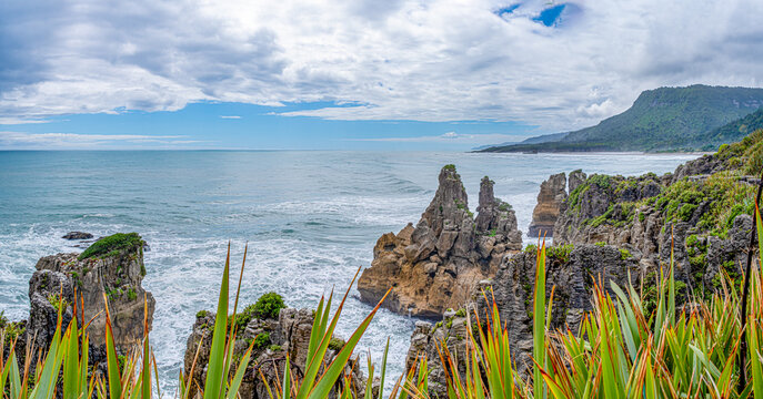 Enge Felsschlucht mit tosendem t&uuml;rkisem Wasser zwischen geschichteten Kalksteinw&auml;nden, Pancake Rocks, Punakaiki, Neuseeland