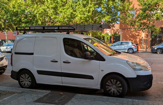 Furgoneta de trabajo Citro&euml;n Berlingo de color blanco con escalera en la baca, aparcada en una calle de Madrid, Espa&ntilde;a, 1 de julio de 2026