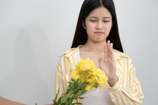 Flower pollen allergy, Asian girl rejects flowers, allergic to wild flowers or blooms in spring Severe allergy Respiratory problems, runny nose, runny nose, itching