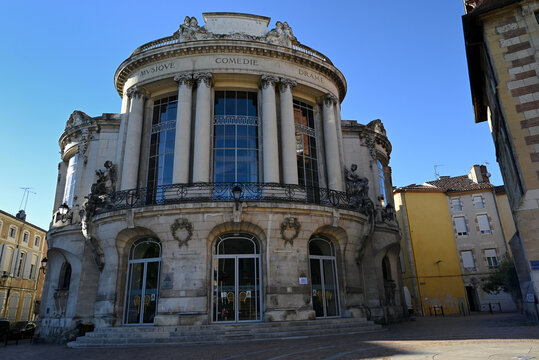 Agen, France, 12 septembre 2026 : Fa&ccedil;ade du th&eacute;&acirc;tre Ducourneau de la ville d'Agen