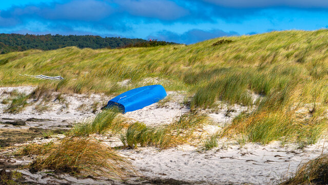 Holzboot am Strand, Landschaft mit Sandd&uuml;nen und D&uuml;nengras auf der Insel Hiddensee, Ostsee,  R&uuml;gen, Mecklenburg-Vorpommern, Deutschland