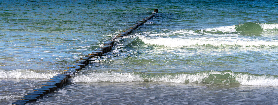 Buhnen am Strand der Ostsee auf der Insel Hiddensee, R&uuml;gen, Mecklenburg-Vorpommern, Deutschland