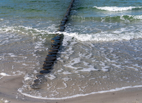 Buhnen am Strand der Ostsee auf der Insel Hiddensee, R&uuml;gen, Mecklenburg-Vorpommern, Deutschland