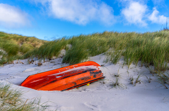 Holzboote am Strand, Landschaft mit Sandd&uuml;nen und D&uuml;nengras auf der Insel Hiddensee, Ostsee,  R&uuml;gen, Mecklenburg-Vorpommern, Deutschland
