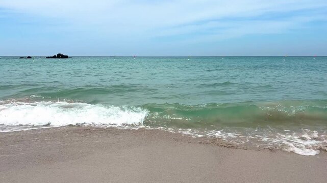 穏やかな波が寄せる白い砂浜