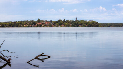 Blick vom Strandweg über den großen Plöner See Richtung Plöner Wasserturm © Wolfgang Knoll