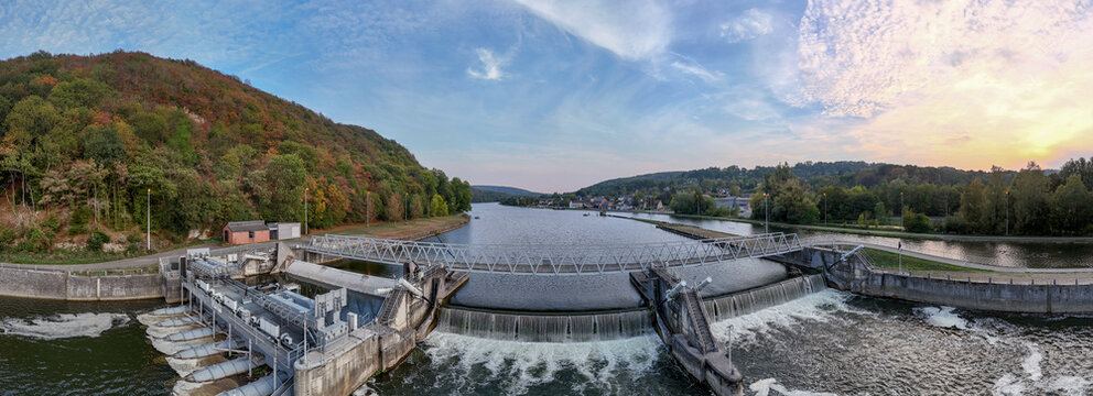 vue a&eacute;rienne panoramique du barrage d'Hermetton  dans la commune d'Hasti&egrave;re (province de Namur), en Belgique. les remous de l'eau de la Meuse en fin d'apr&egrave;s midi