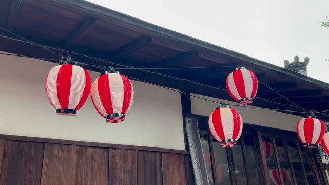 紅白提灯か飾られた境内
