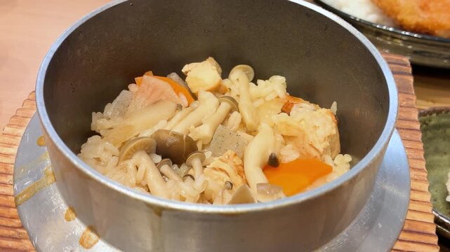 鶏としめじの釜めし炊き込みご飯