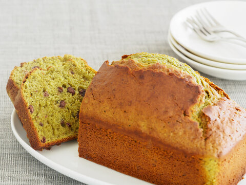 カットした抹茶と小豆のパウンドケーキ