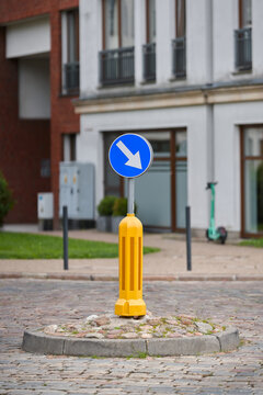 Richtungspfeil als Verkehrszeichen an einem Kreisverkehr in der Innenstadt von Danzig, Gdansk in Polen