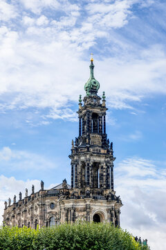 Die Katholische Hofkirche (Kathedrale Sanctissimae Trinitatis) am Schlossplatz in der Altstadt von Dresden, Deutschland