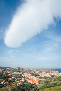 Paysage panoramique de Collioure avec un nuage surprenant. Vue sur le littoral catalan. Vue sur la mer et un village m&eacute;diterran&eacute;en.