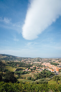 Paysage panoramique de Collioure avec un nuage surprenant. Vue sur le littoral catalan. Vue sur la mer et un village m&eacute;diterran&eacute;en.