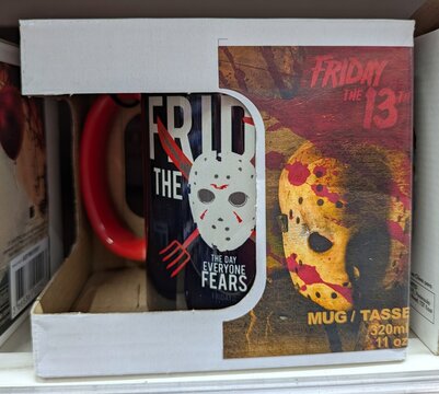 Taza de desayuno con Friday the 13th Jason Voorhees, en su caja oficial de merchandising, tienda Toy Planet, Madrid, Espa&ntilde;a, 13 de septiembre de 2026