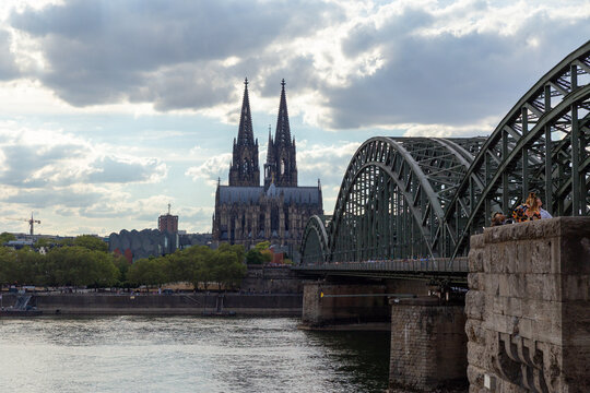 K&ouml;lner Dom mit Hohenzollernbr&uuml;cke vom Deutzer Ufer aus bei Niedrigwasser im Rhein - Pegel 59cm - am 07.08.2026