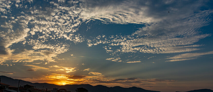 por do sol na Barra da Lagoa norte da ilha de Florian&oacute;polis em Santa Catarina