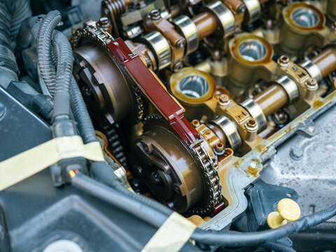 エンジンのタイミングチェーンとガイド