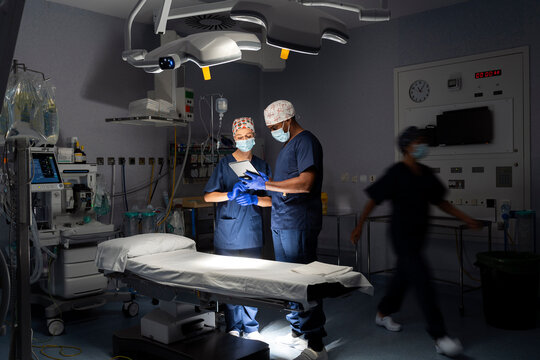 Medical team collaborating in operating room planning surgery