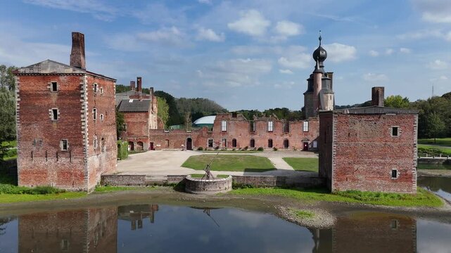Le ch&acirc;teau d'Havr&eacute; pr&egrave;s de Mons en Belgique. Cette forteresse est restaur&eacute;e pr&egrave;s du donjon &agrave; la toiture originale. Les autres murs en briques rouges sont endommag&eacute;s et les douves presque &agrave; sec en &eacute;t&eacute; 