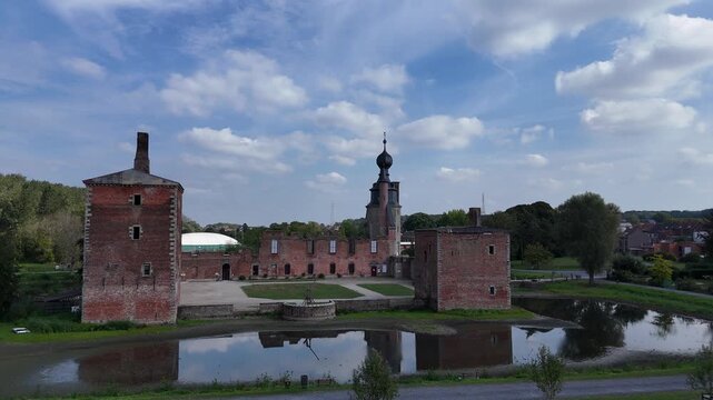 Le ch&acirc;teau d'Havr&eacute; pr&egrave;s de Mons en Belgique. Cette forteresse est restaur&eacute;e pr&egrave;s du donjon &agrave; la toiture originale. Les autres murs en briques rouges sont endommag&eacute;s et les douves presque &agrave; sec en &eacute;t&eacute; 