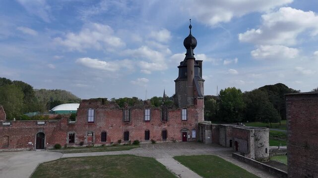 Le ch&acirc;teau d'Havr&eacute; pr&egrave;s de Mons en Belgique. Cette forteresse est restaur&eacute;e pr&egrave;s du donjon &agrave; la toiture originale. Les autres murs en briques rouges sont endommag&eacute;s et les douves presque &agrave; sec en &eacute;t&eacute; 