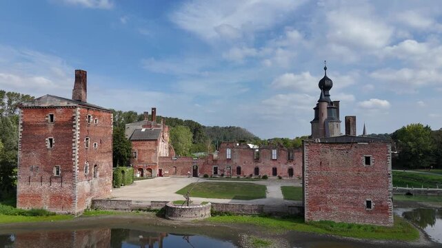 Le ch&acirc;teau d'Havr&eacute; pr&egrave;s de Mons en Belgique. Cette forteresse est restaur&eacute;e pr&egrave;s du donjon &agrave; la toiture originale. Les autres murs en briques rouges sont endommag&eacute;s et les douves presque &agrave; sec en &eacute;t&eacute; 