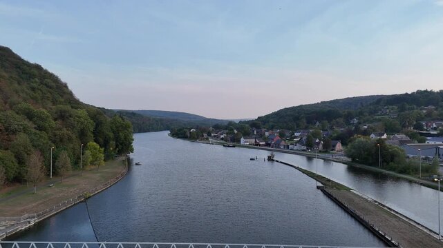 vue a&eacute;rienne du barrage-&eacute;cluse qui se situe entre les villages de Hermeton-sur-Meuse et d'Hasti&egrave;re de la commune namuroise de Hasti&egrave;re en r&eacute;gion wallonne. Belgique septembre 2026