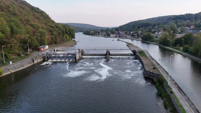 vue a&eacute;rienne du barrage-&eacute;cluse qui se situe entre les villages de Hermeton-sur-Meuse et d'Hasti&egrave;re de la commune namuroise de Hasti&egrave;re en r&eacute;gion wallonne. Belgique septembre 2026