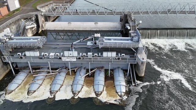 vue a&eacute;rienne du barrage-&eacute;cluse qui se situe entre les villages de Hermeton-sur-Meuse et d'Hasti&egrave;re de la commune namuroise de Hasti&egrave;re en r&eacute;gion wallonne. Belgique septembre 2026