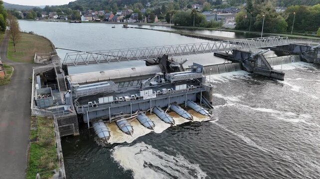 vue a&eacute;rienne du barrage-&eacute;cluse qui se situe entre les villages de Hermeton-sur-Meuse et d'Hasti&egrave;re de la commune namuroise de Hasti&egrave;re en r&eacute;gion wallonne. Belgique septembre 2026