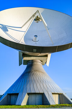 Radio telescope of a satellite earth station