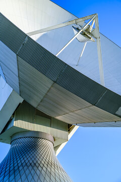 Radio telescope of a satellite earth station