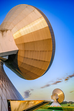 Radio telescope of a satellite earth station